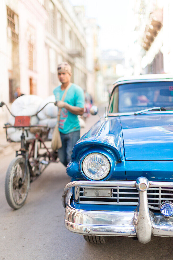 Lastenfahrrad, Fahrrad Rikscha neben einem blauen Oldtimer, alter amerikanischer Straßenkreuzer, Straßenszene, Habana Vieja, Altstadt, Zentrum, Havanna, Republik Kuba, karibische Insel, Karibik