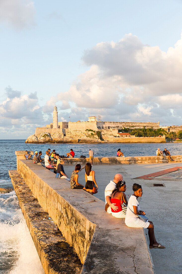 Touristen, Einheimische und Fischer am Malecon, Habana Vieja, Habana Centro, Altstadt, Zentrum, gegenüber Castillo De Los Tres Reyes Del Morro, Familienreise nach Kuba, Havanna, Republik Kuba, karibische Insel, Karibik