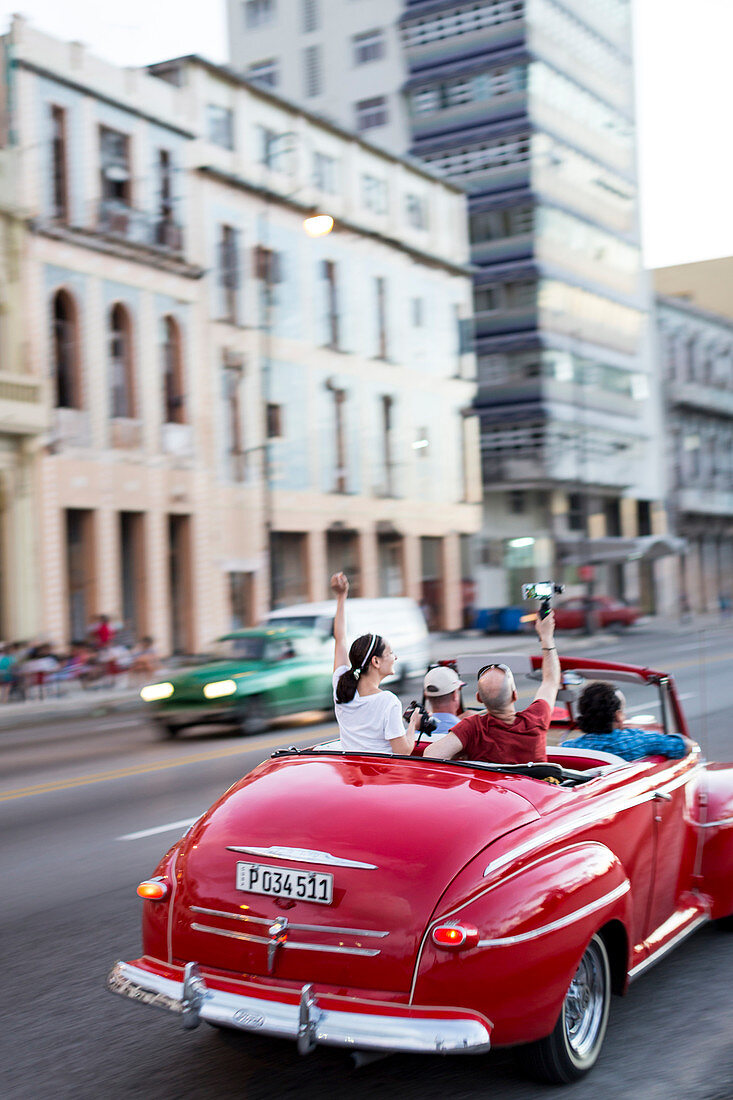 Oldtimer, Cabriolet, rot, Touristen, Taxi, alter amerikanischer Straßenkreuzer, Straßenszene, am Malecon, Habana Vieja, Habana Centro, Altstadt, Zentrum, Familienreise nach Kuba, Havanna, Republik Kuba, karibische Insel, Karibik