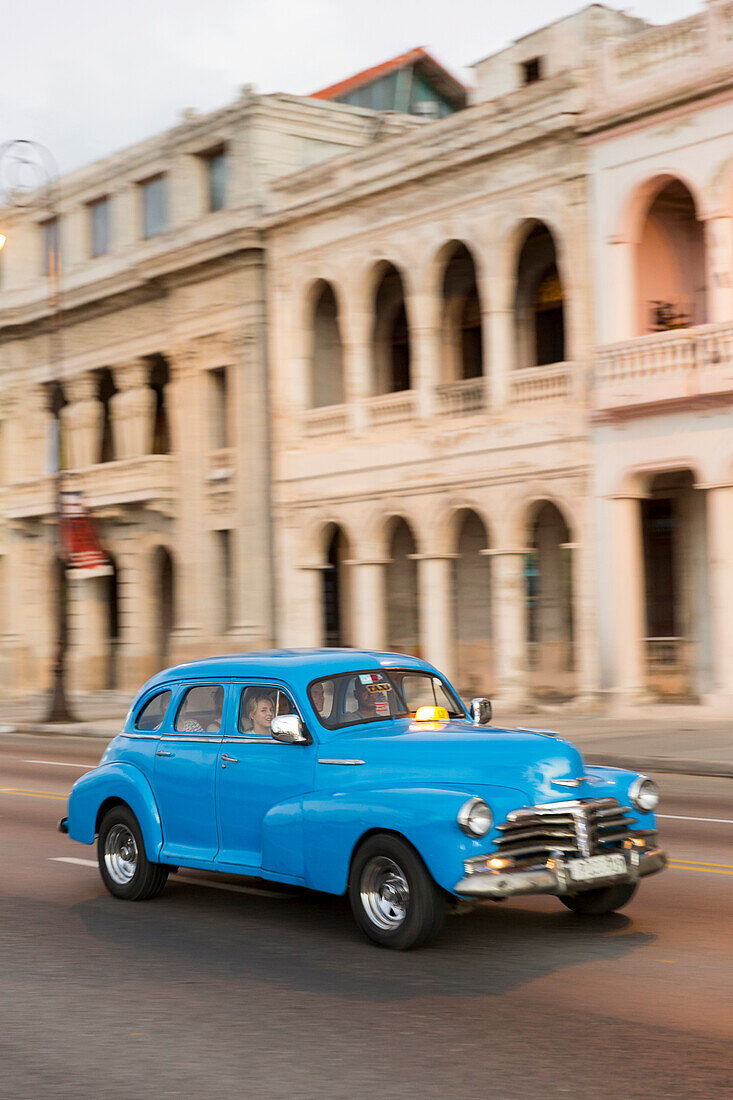 Oldtimer, blau, Touristen, Taxi, alter amerikanischer Straßenkreuzer, Straßenszene, am Malecon, Habana Vieja, Habana Centro, Altstadt, Zentrum, Familienreise nach Kuba, Havanna, Republik Kuba, karibische Insel, Karibik