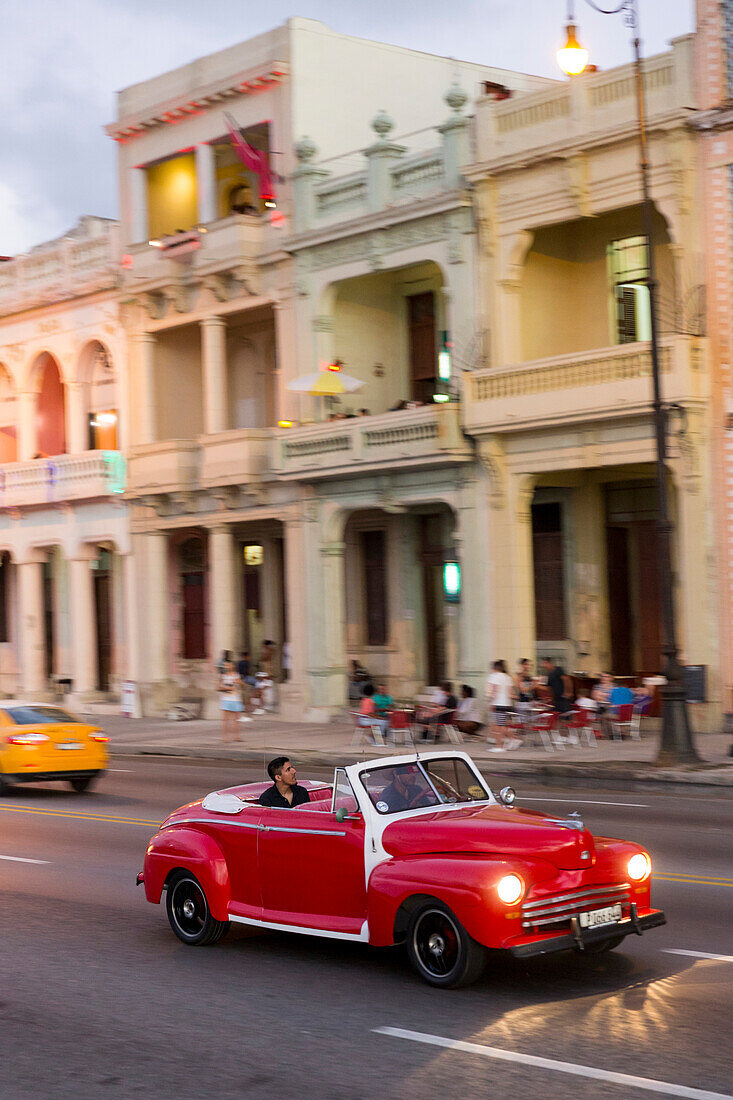 Oldtimer, Cabriolet, rot, Touristen, Taxi, alter amerikanischer Straßenkreuzer, Straßenszene, am Malecon, Habana Vieja, Habana Centro, Altstadt, Zentrum, Familienreise nach Kuba, Havanna, Republik Kuba, karibische Insel, Karibik