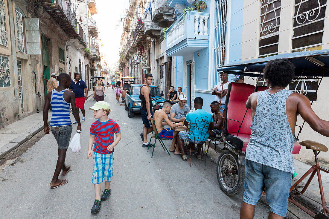 Straßenszene in Habana Vieja, Männer spielen Domino, Fahrrad Rikscha, es fahren kaum Autos in den Straßen der Altstadt, Zentrum, Familienreise nach Kuba, Auszeit, Elternzeit, Urlaub, Abenteuer, Havanna, Republik Kuba, karibische Insel, Karibik