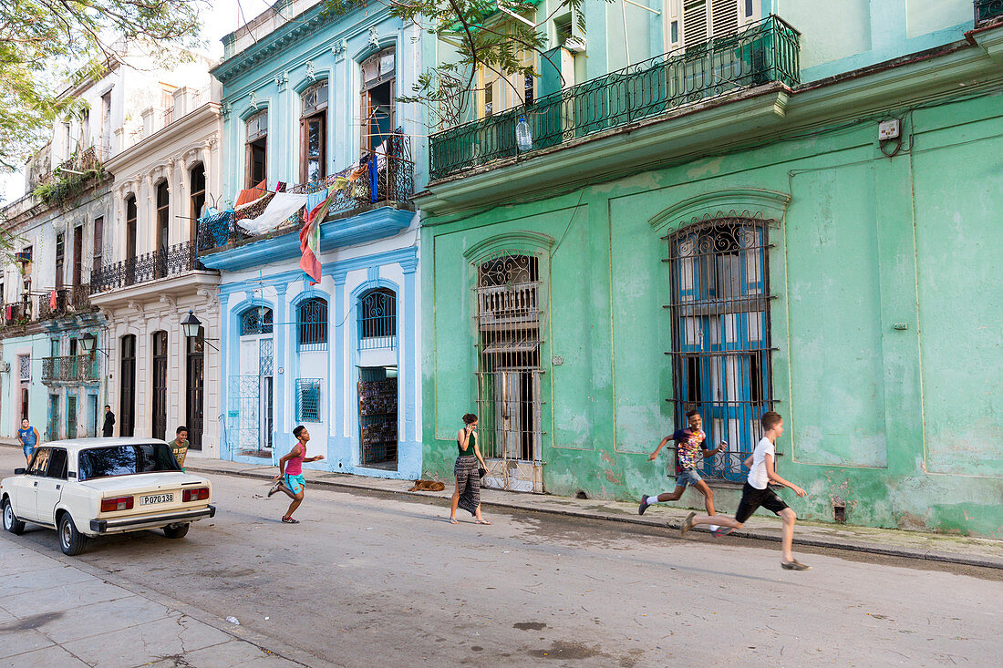 Straßenszene in Habana Vieja, Parque Cervantes, es fahren kaum Autos in den Straßen der Altstadt, Zentrum, Familienreise nach Kuba, Auszeit, Elternzeit, Urlaub, Abenteuer, Havanna, Republik Kuba, karibische Insel, Karibik