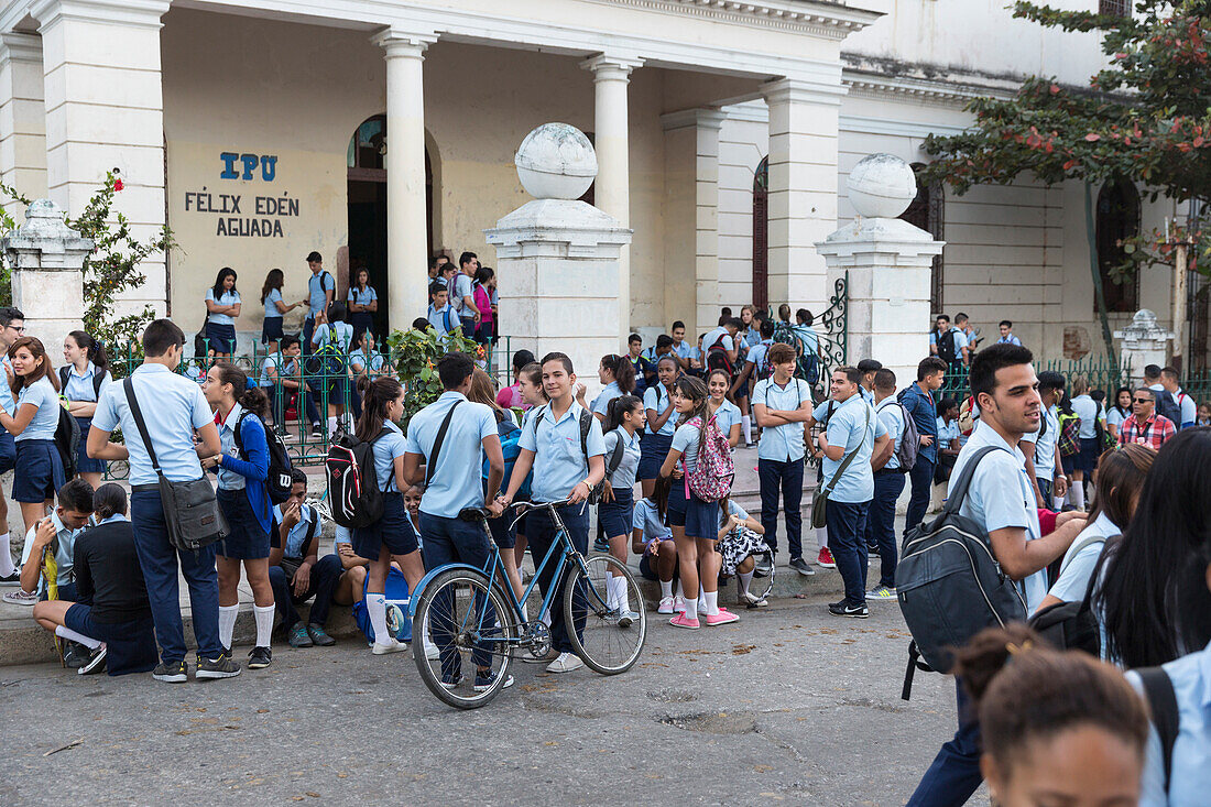 öffentliche Schule, kurz vor Schulbeginn, gut erhaltene koloniale Altstadt, Perle des Südens,  Familienreise nach Kuba, Auszeit, Elternzeit, Urlaub, Abenteuer, Cienfuegos, Republik Kuba, karibische Insel, Karibik