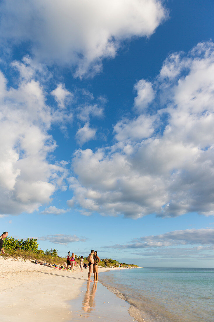 Touristen am schönen Sandstrand von Playa Ancon, türkisblaues Meer, schnorcheln, Familienreise nach Kuba, Auszeit, Elternzeit, Urlaub, Abenteuer, bei La Boca und Trinidad, Republik Kuba, karibische Insel, Karibik