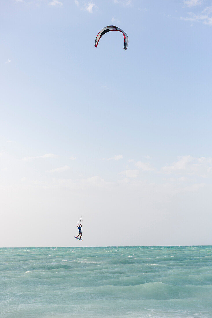 Kite Surfer am Strand von Cayo Coco, Memories Flamenco Beach Resort, Hotel, Pauschalurlaub, Sandstrand, Strand, türkisblaues Meer, baden, Traumstrand, schnorcheln, Familienreise nach Kuba, Auszeit, Elternzeit, Urlaub, Abenteuer, Cayo Coco, Jardines del Re