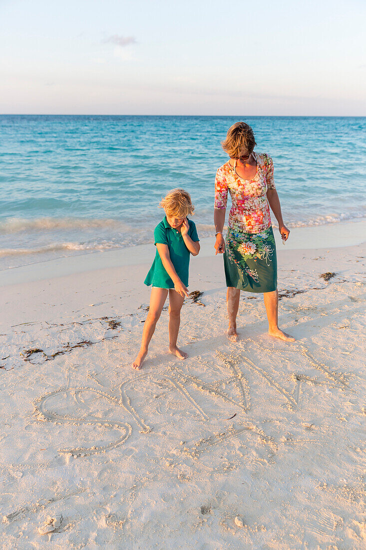 Mama und kleiner Sohne spielen am Strand von Cayo Coco, Sandburg, Memories Flamenco Beach Resort, Hotel, Pauschalurlaub, Sandstrand, Strand, türkisblaues Meer, baden, Traumstrand, Familienreise nach Kuba, Auszeit, Elternzeit, Urlaub, Abenteuer, MR, Cayo C