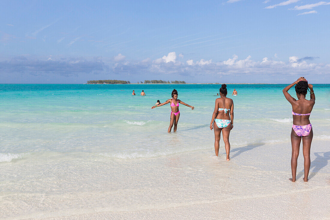 cuban female tourists on the most beautiful beach in Cayo Guillermo, Playa Pilar, sandy dream beach, turquoise blue sea, swimming, woman, family travel to Cuba, parental leave, holiday, time-out, adventure, Playa Pilar, Cayo Guillermo, Jardines del Rey, P
