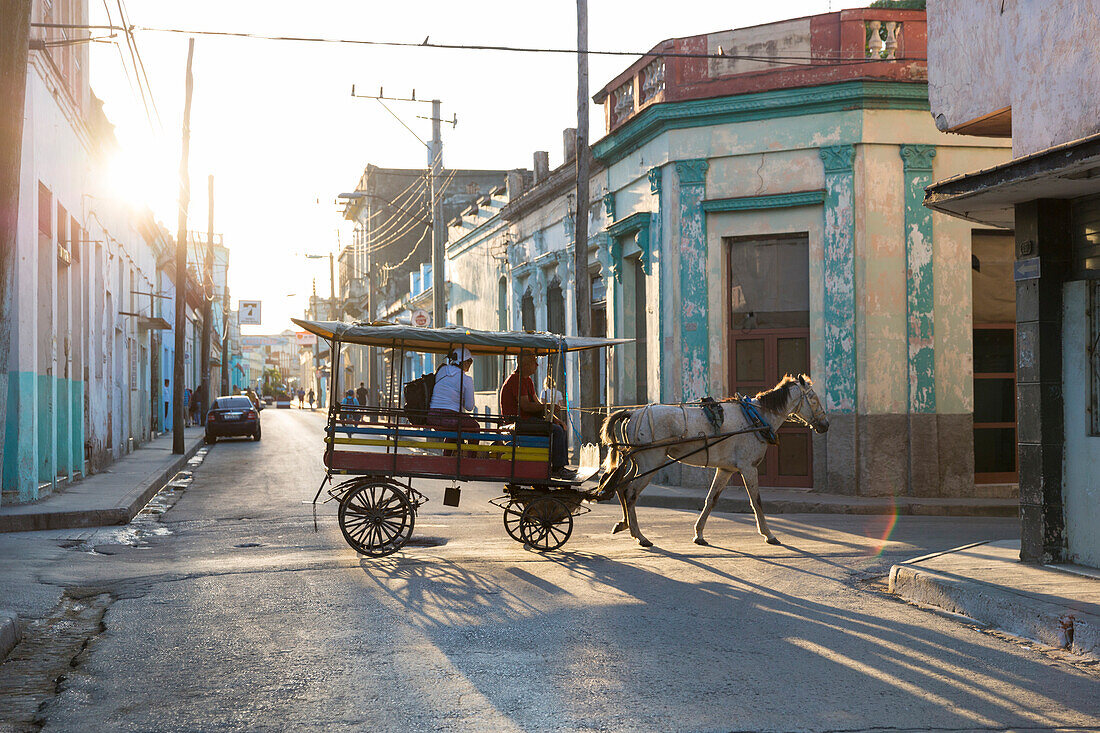 horse-drawn carriage in a colonial town, Santa Clara, family travel to Cuba, parental leave, holiday, time-out, adventure, Santa Clara, province Villa Clara, Cuba, Caribbean island