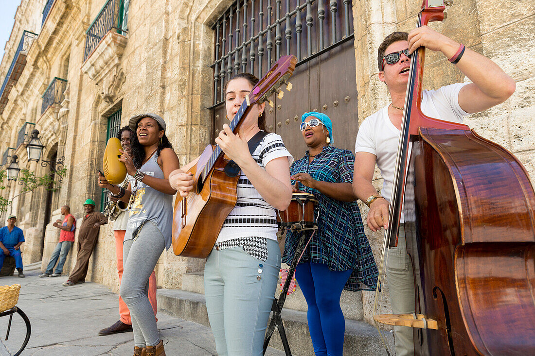 Musiker spielen auf der Straße, Straßenmusiker, Salsa, Musik, tanzen, Habana Vieja, Altstadt, Zentrum, Familienreise nach Kuba, Auszeit, Elternzeit, Urlaub, Abenteuer, Havanna, Republik Kuba, karibische Insel, Karibik