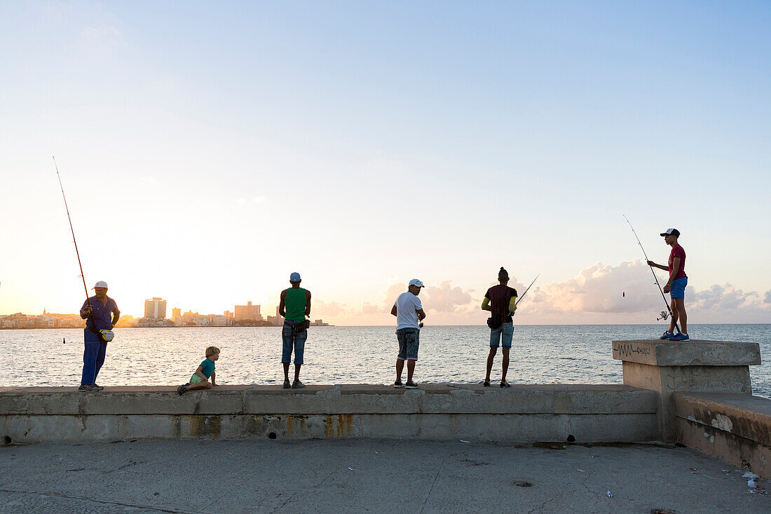 Touristen, Einheimische und Fischer am Malecon, Habana Vieja, Habana Centro, Altstadt, Zentrum, Familienreise nach Kuba, Havanna, Republik Kuba, karibische Insel, Karibik