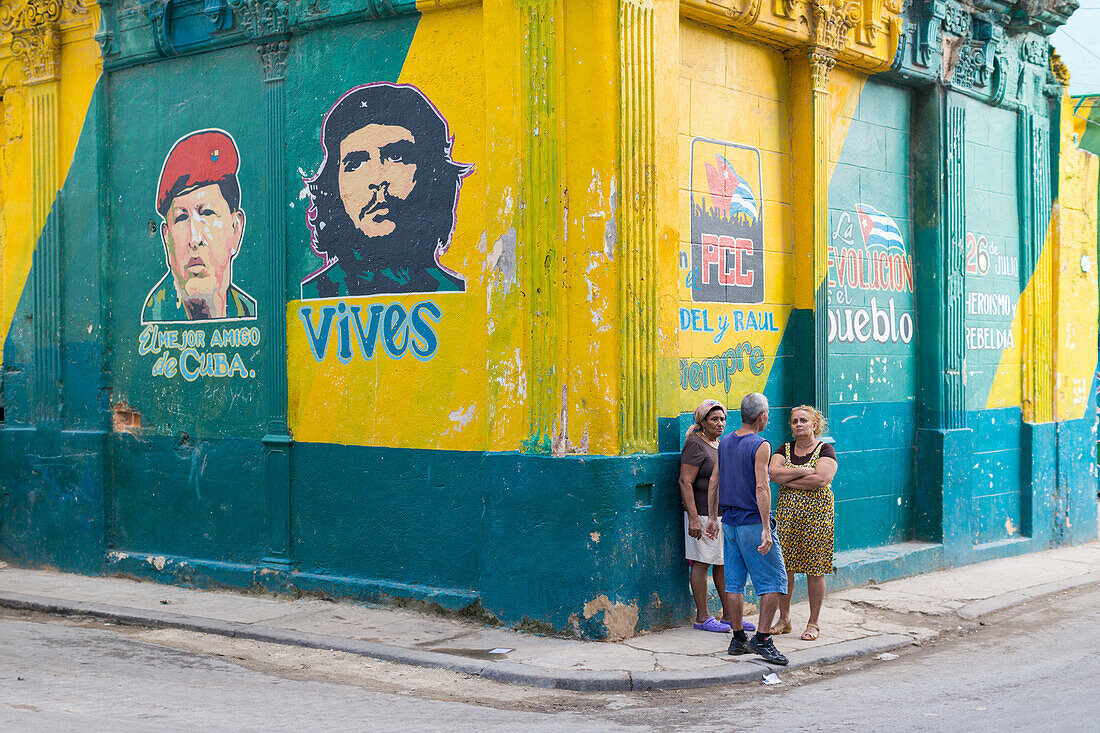 Siesta im Stadtteil Habana Vieja, Hausfassade mit den Konterfeis von Che Guevara und Hugo Chavez, Symbol, kubanischer Sozialismus, Familienreise nach Kuba, Havanna, Republik Kuba, karibische Insel, Karibik
