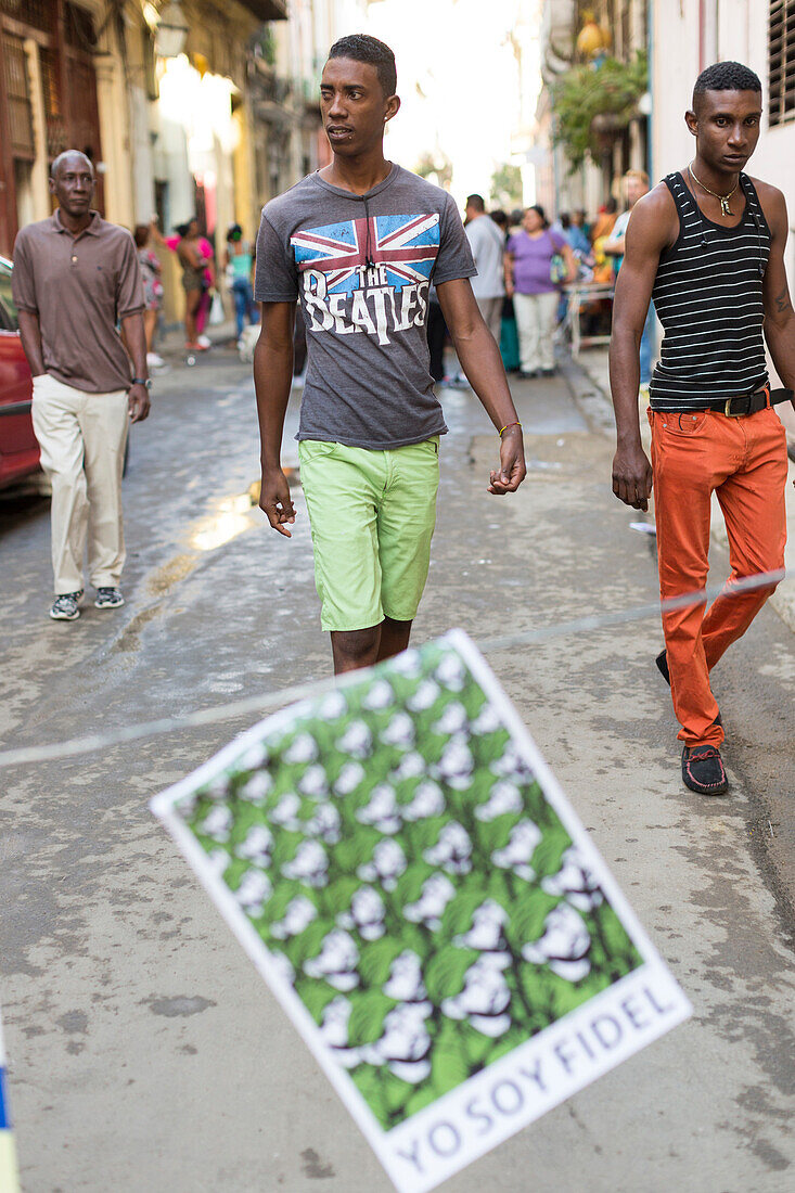 junge Kubaner, Plakat ''Ich bin Fidel'', yo soy Fidel, kubanischer Sozialismus, Verehrung von Fidel Castro, zu Fuß unterwegs im Stadtteil Habana Vieja, Familienreise nach Kuba, Havanna, Republik Kuba, karibische Insel, Karibik