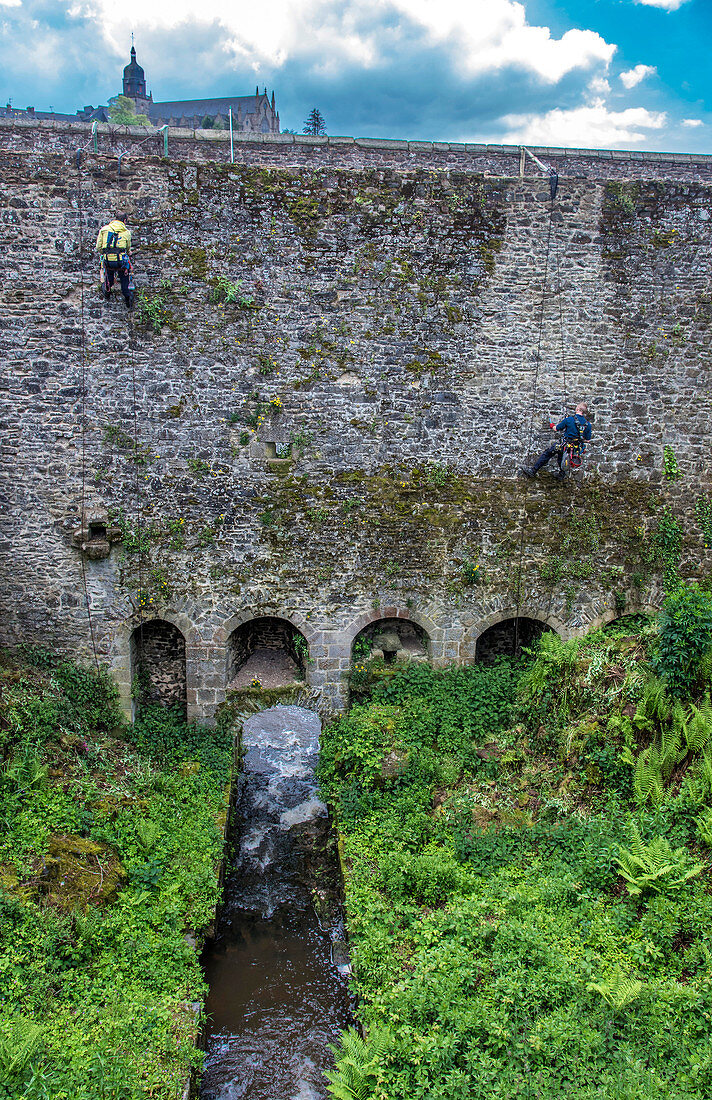 France, Brittany, Fougeres, work on hard access walls of the feudal castle by the Alti+ company