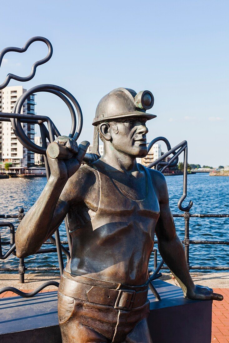 'Wales, Cardiff, Cardiff Bay, Sculpture titled ''From Pitt to Port'' by John Clinch Arca'