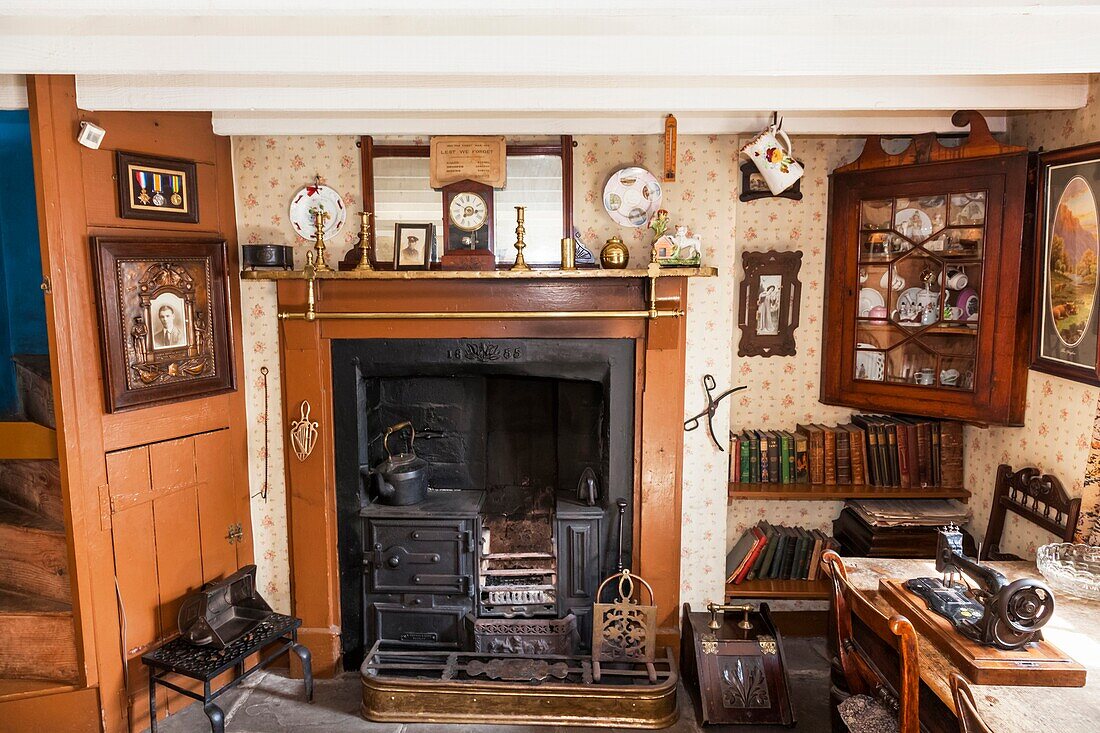 Wales, Cardiff, St Fagan's, Museum of Welsh Life, Interior display of Early 20th century Cottage