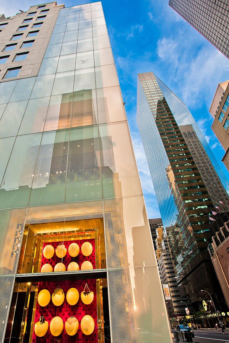 Louis Vuitton shop, Fifth Avenue at left East 57th Street, Louis Vuitton building, 5th Avenue, Midtown, Manhattan, New York City, New York, USA