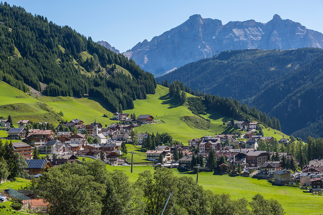 Morning view of Colfosco (Calfosch) and surrounding mountains, Belluno Province, Trento, Dolomites, Italy, Europe
