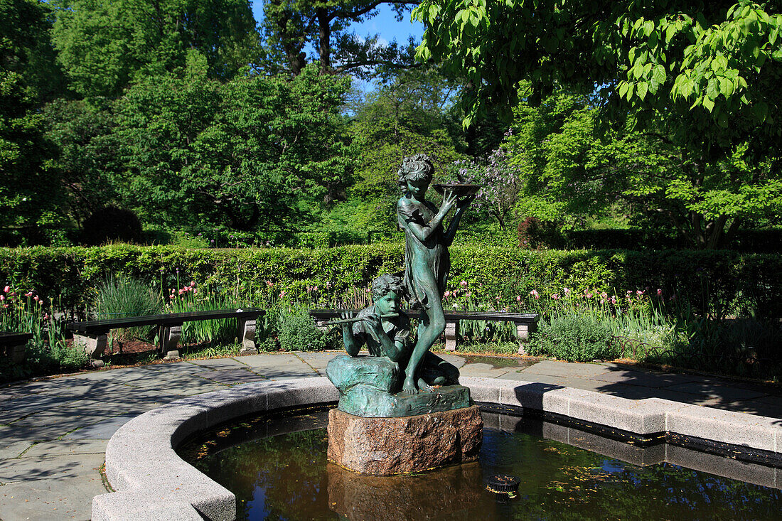 Secret Garden Fountain, dedicated to author Frances Hodgson Burnett, Conservatory Garden, Central Park, Manhattan, New York, United States of America, North America