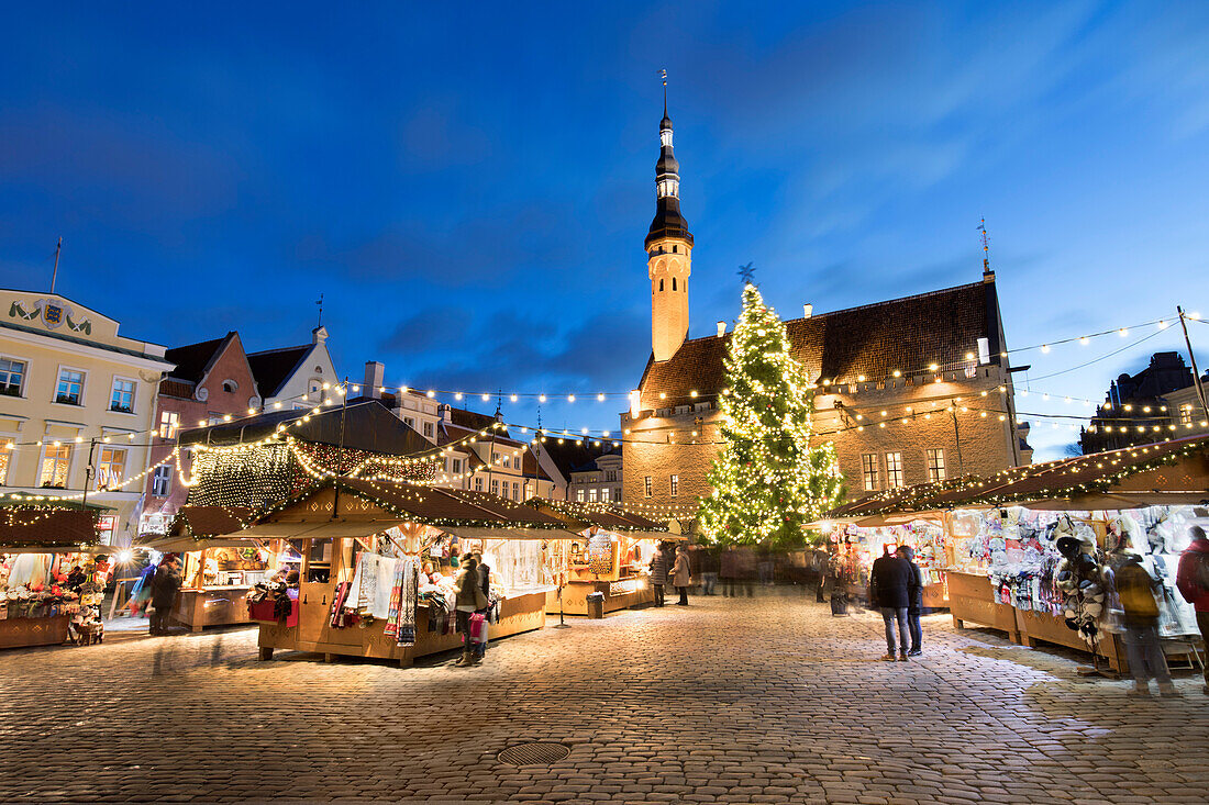 Christmas market in the Town Hall Square (Raekoja Plats) and Town Hall, Old Town, UNESCO World Heritage Site, Tallinn, Estonia, Europe