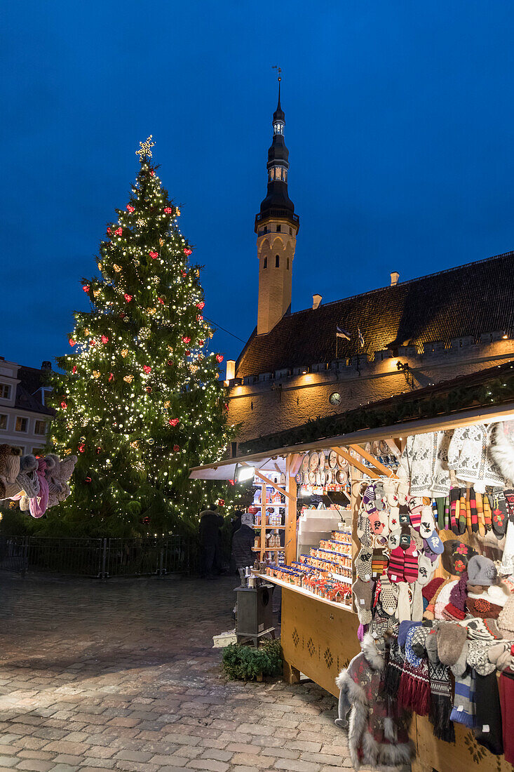 Christmas market in the Town Hall Square (Raekoja Plats) and Town Hall, Old Town, UNESCO World Heritage  Site, Tallinn, Estonia, Europe