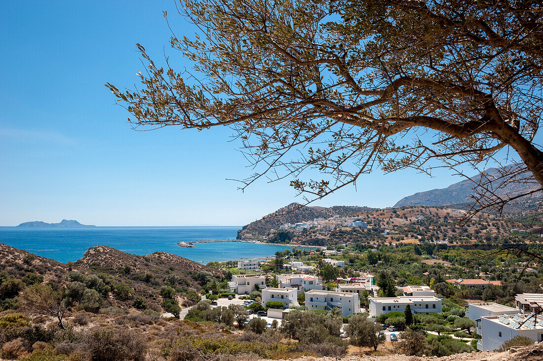 Bucht, Küstenlandschaft mit Dorfblick, Hotel, Meer, Agia Galini, Kreta, Griechenland