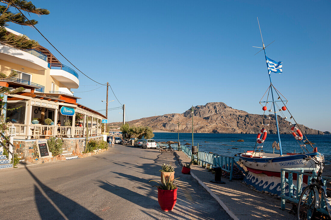bemaltes Boot entlang der Strandpromenade, Tavernen am Abend, Plakias, Kreta, Griechenland, Europa
