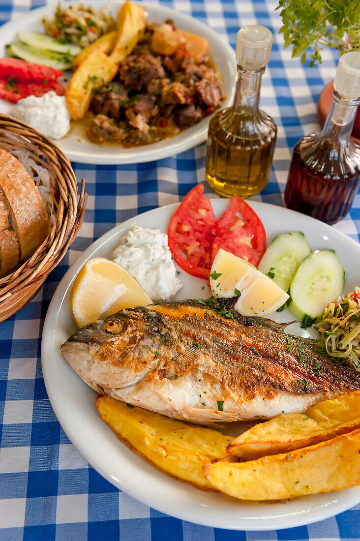 gegrillter Fisch, griechisches Essen in einem Restaurant, Abendessen, Plakias, Kreta, Griechenland, Europa