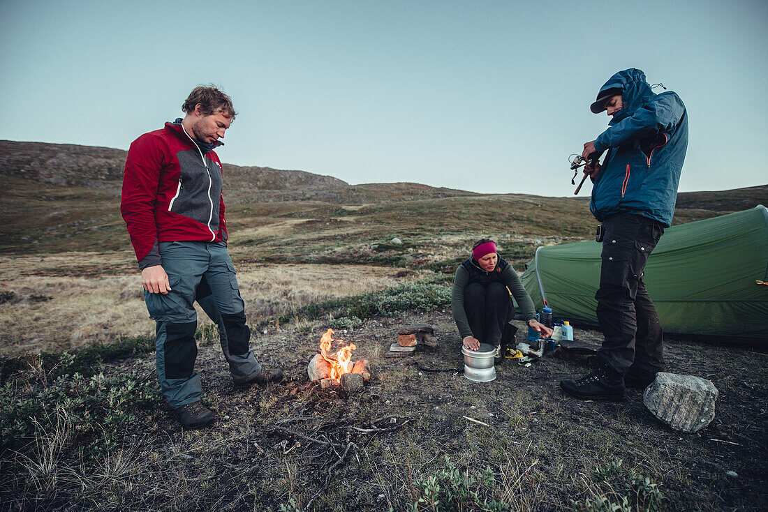 Wanderer vor Zelten in Grönland, Grönland, Arktis.