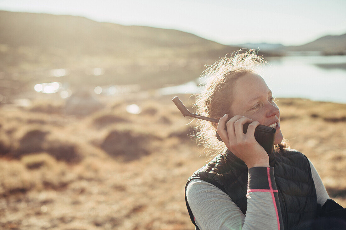 Frau telefoniert in Grönland, Arktis.