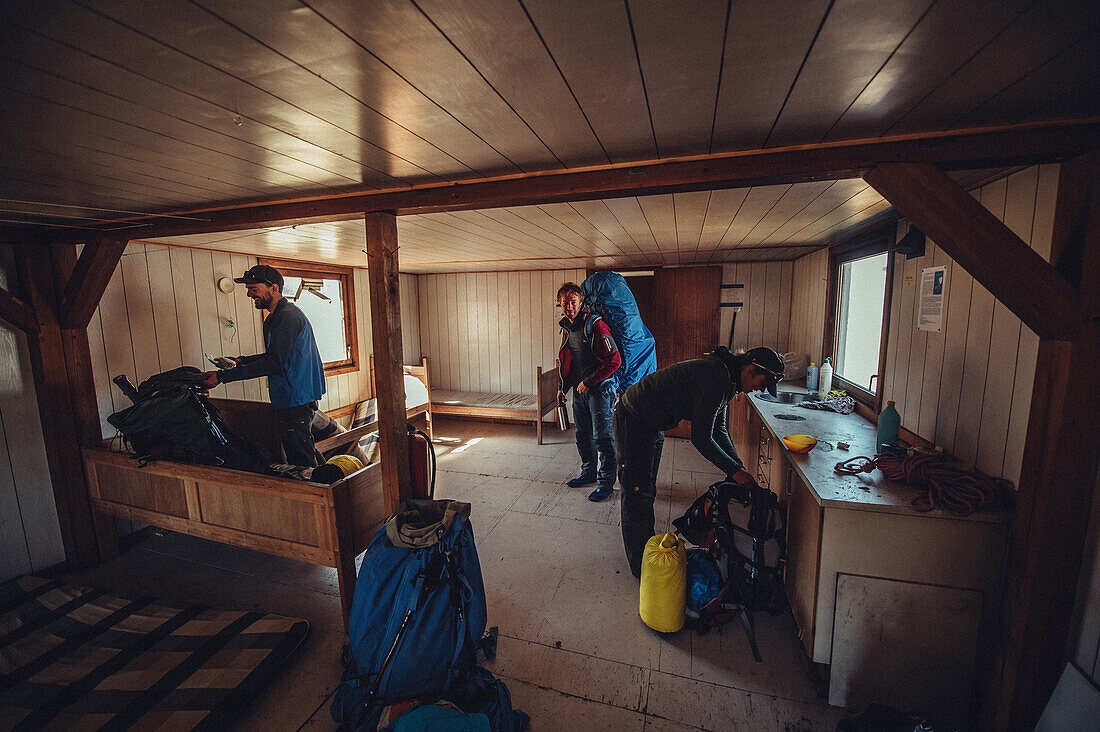 Wanderer in einer Hütte in Grönland, Arktis.