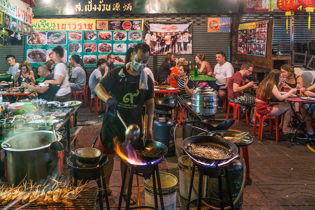 Chinatown, Nachtmarkt, Wok Kueche, Strassenrestaurant,  Bangkok, Thailand