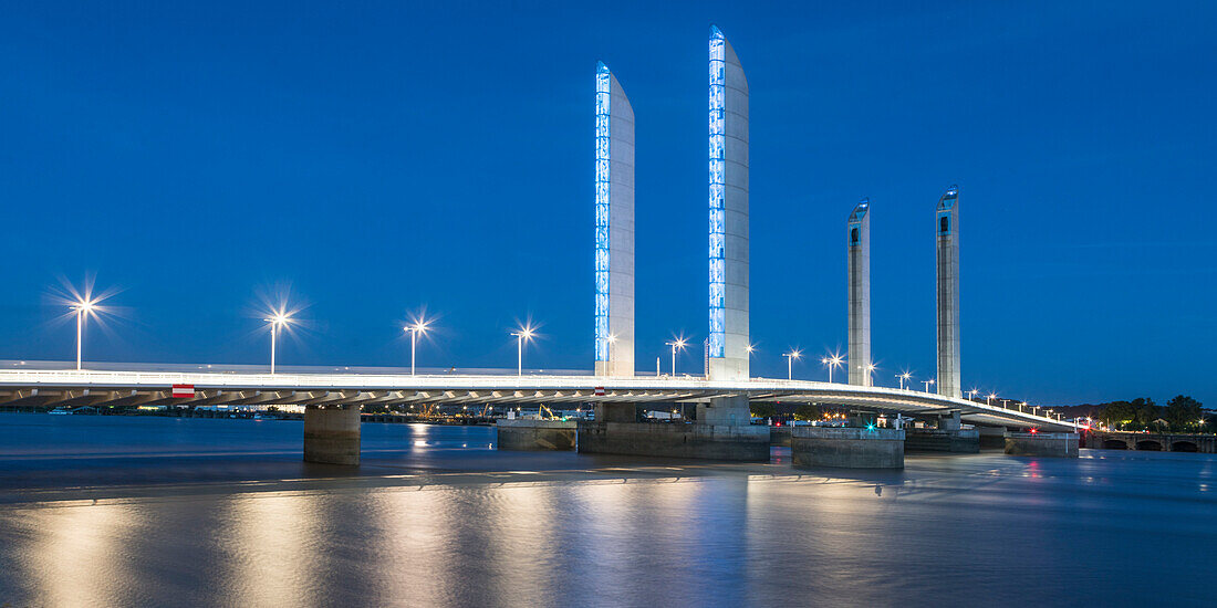 Pont Jacques Chaban Delmas, Liftbruecke, Hebebruecke, Panorama, Blaue Stunde, Bordeaux, Frankreich