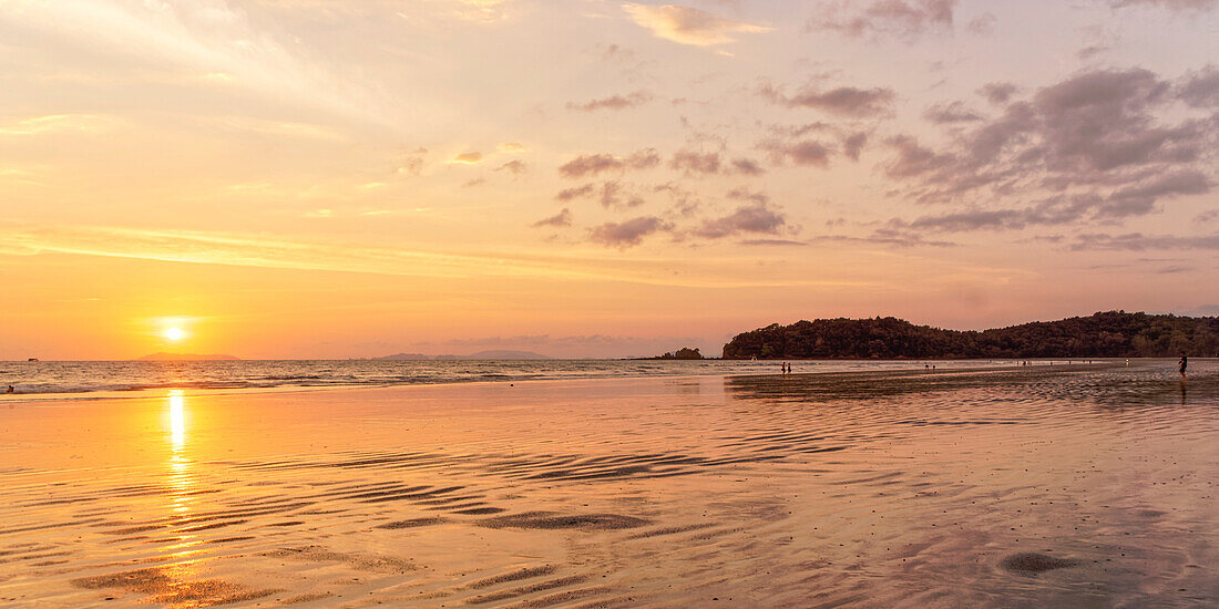 Sonnenuntergang am Long Beach, Ao Yai, Koh Phayam, Thailand