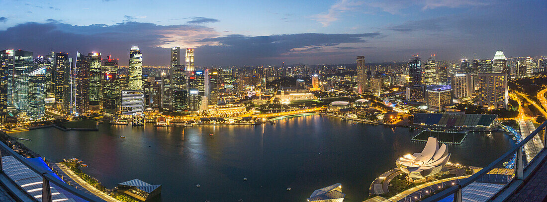 Skyline of Singapur, South East Asia, twilight