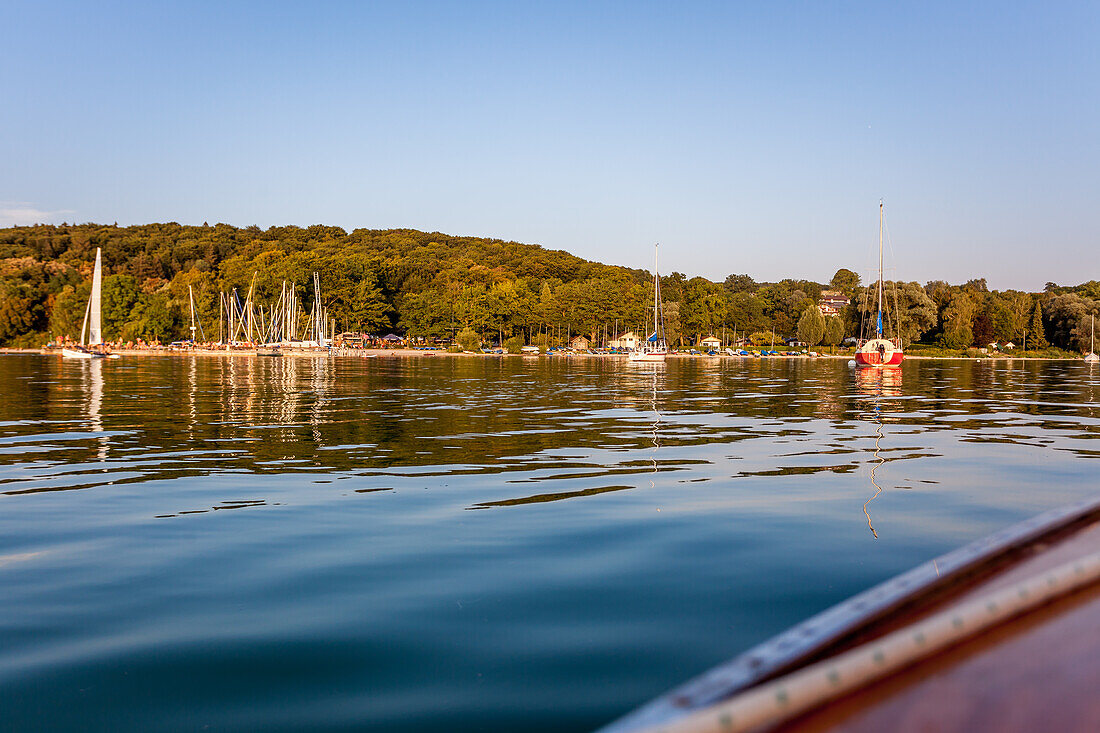 Segelboote am Sonnenuntergang am Ammersee, Bayern, Deutschland, Europa