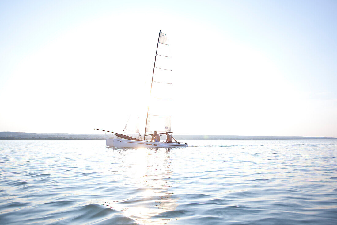 Ein Katamaran am Ammersee, Bayern, Deutschland, Europa