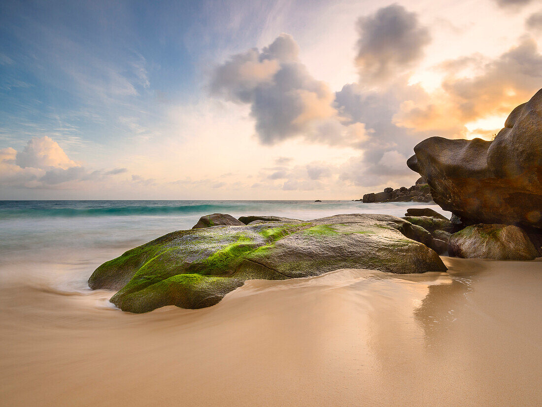 Sonnenuntergang an den Felsen des  Intendance Beach, Mahé, Seychellen
