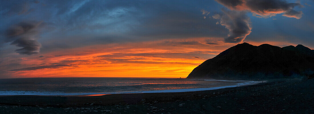 Dramatischer Sonnenuntergang am Strand, Südinsel, Neuseeland