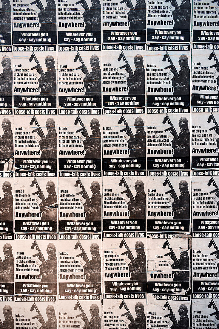 Plakete mit maskiertem und bewaffnetem Mann, Belfast, Nordirland, Vereinigtes Königreich Großbritannien, UK, Europa