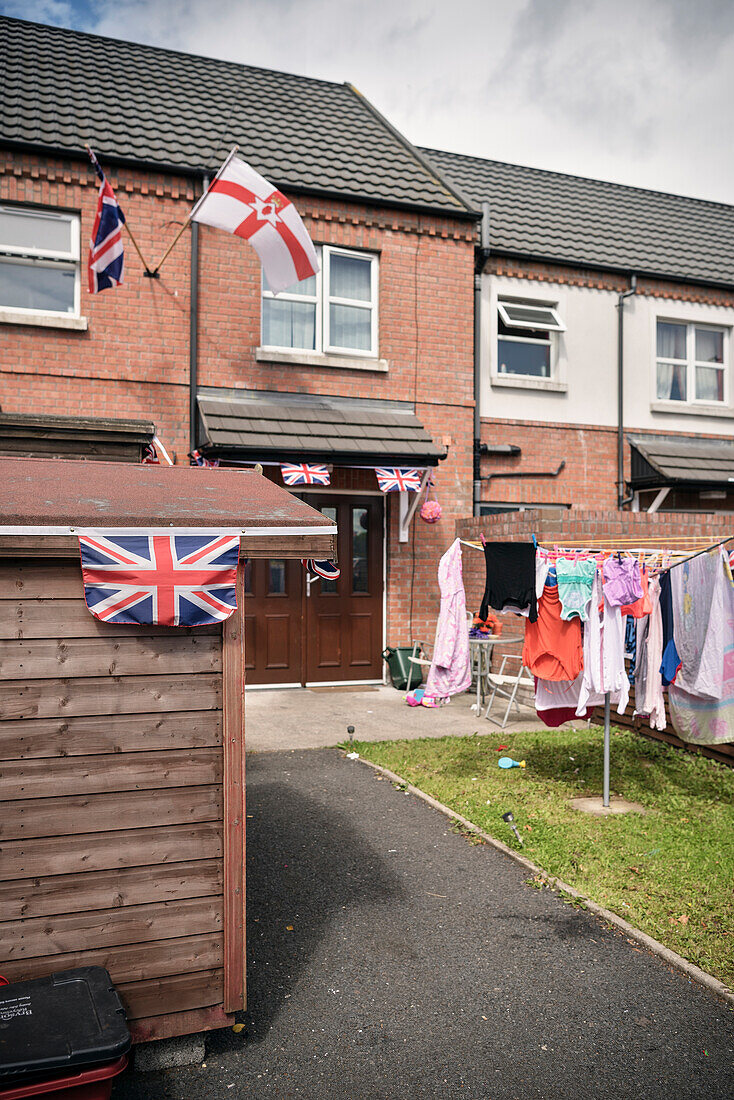 Patriotismus im Vorgarten, Belfast, Nordirland, Vereinigtes Königreich Großbritannien, UK, Europa