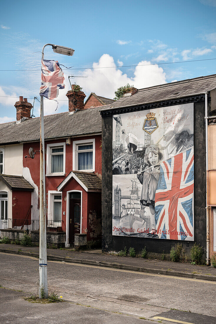 zerissene UK Flagge und Wandbilder (sog. Murals), Bürgerkrieg, östliches Belfast, Nordirland, Vereinigtes Königreich Großbritannien, UK, Europa