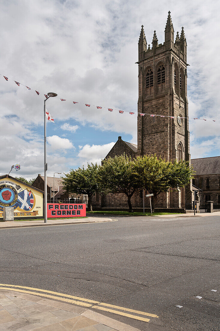 Wandbilder (sog. Murals) bei Kirchturm, Bürgerkrieg, östliches Belfast, Nordirland, Vereinigtes Königreich Großbritannien, UK, Europa