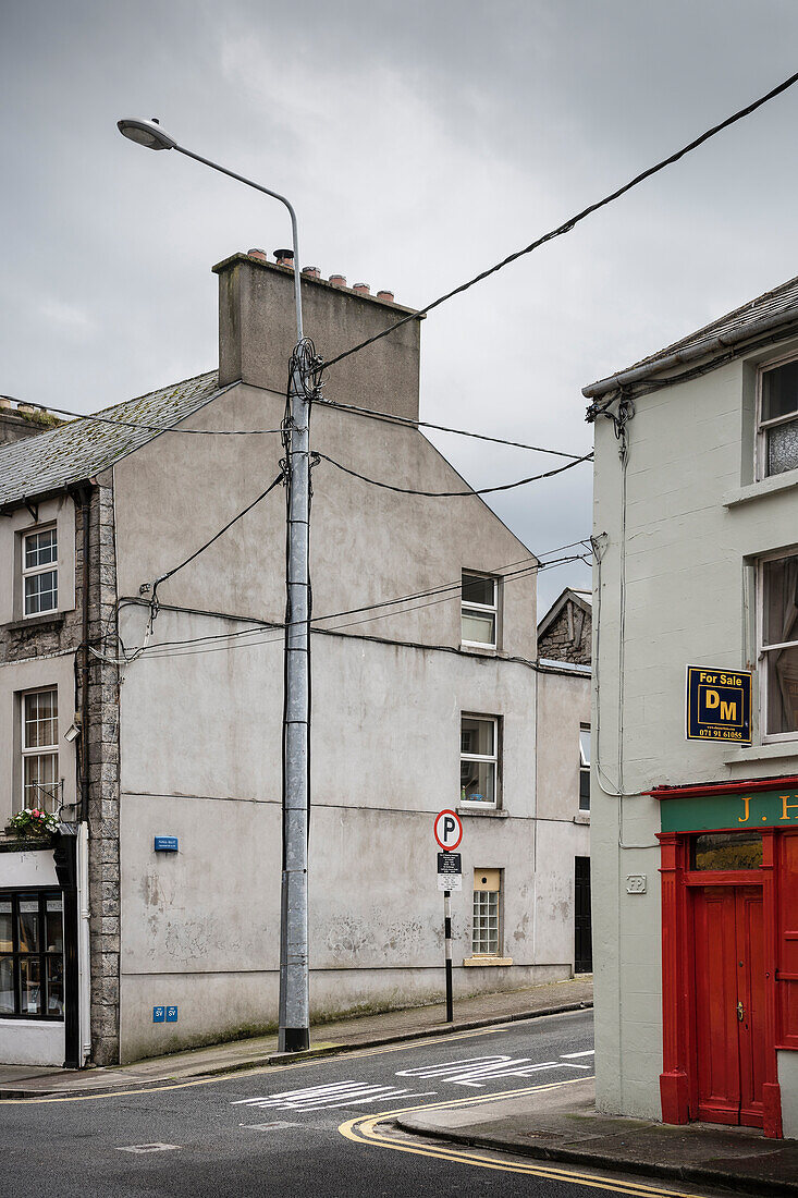 Straßenbeleuchtung und Häuser in Sligo, Grafschaft Sligo, Irland, Wild Atlantic Way, Europa