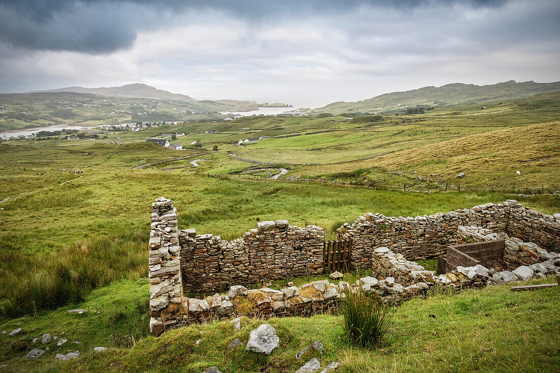 verlassenes und zusammengefallenes Steinhaus, Teelin, Grafschaft Donegal, Irland, Wild Atlantic Way, Europa