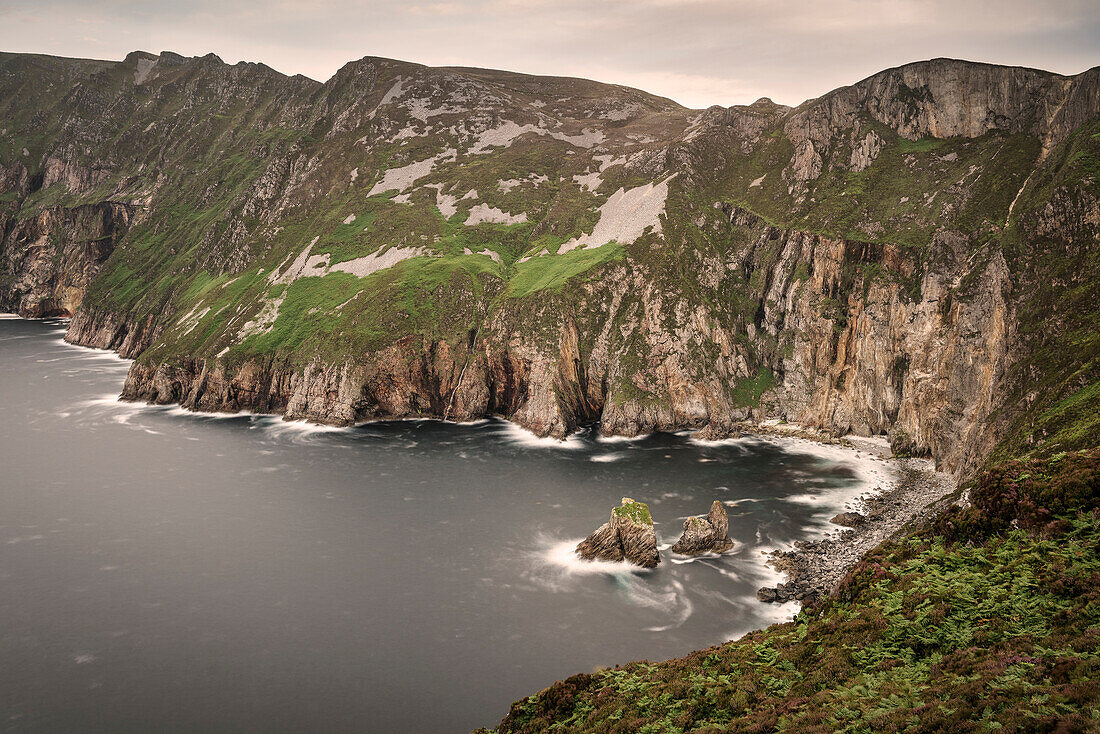 starke Brandung an Steil Klippen Slieve League, Wasserfall, Teelin, Grafschaft Donegal, Irland, Wild Atlantic Way, Europa