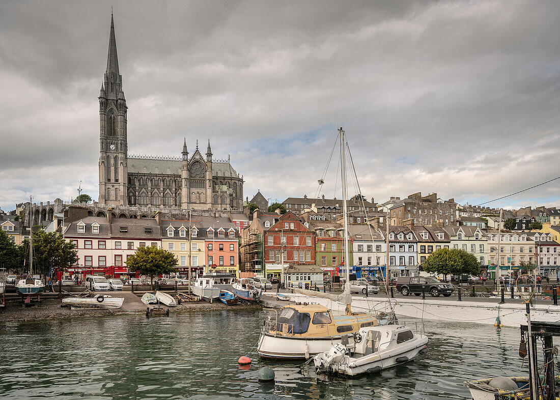 Blick vom Hafen zur Kathedrale von Cobh, Grafschaft Cork, Irland, Europa