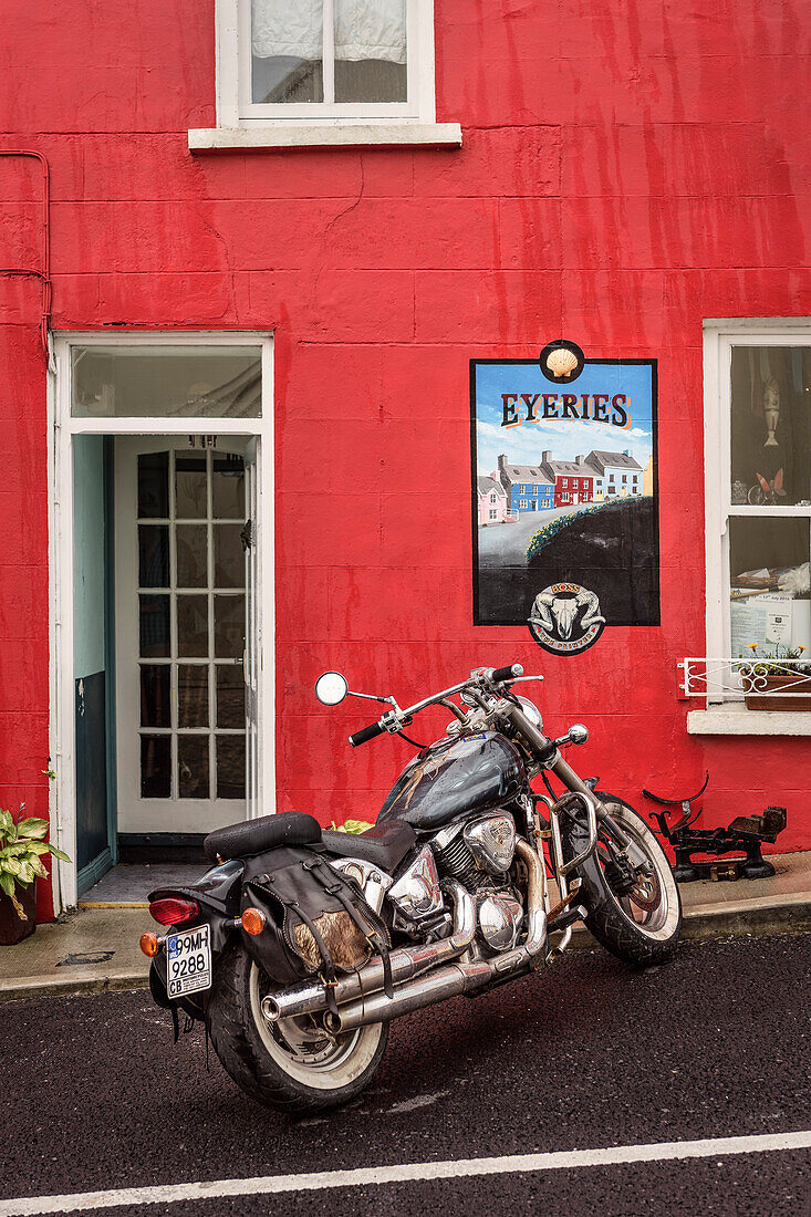 Motorrad vor einer Bar in Eyeries, Beara Halbinsel, Grafschaft Cork, Irland, Wild Atlantic Way, Europa