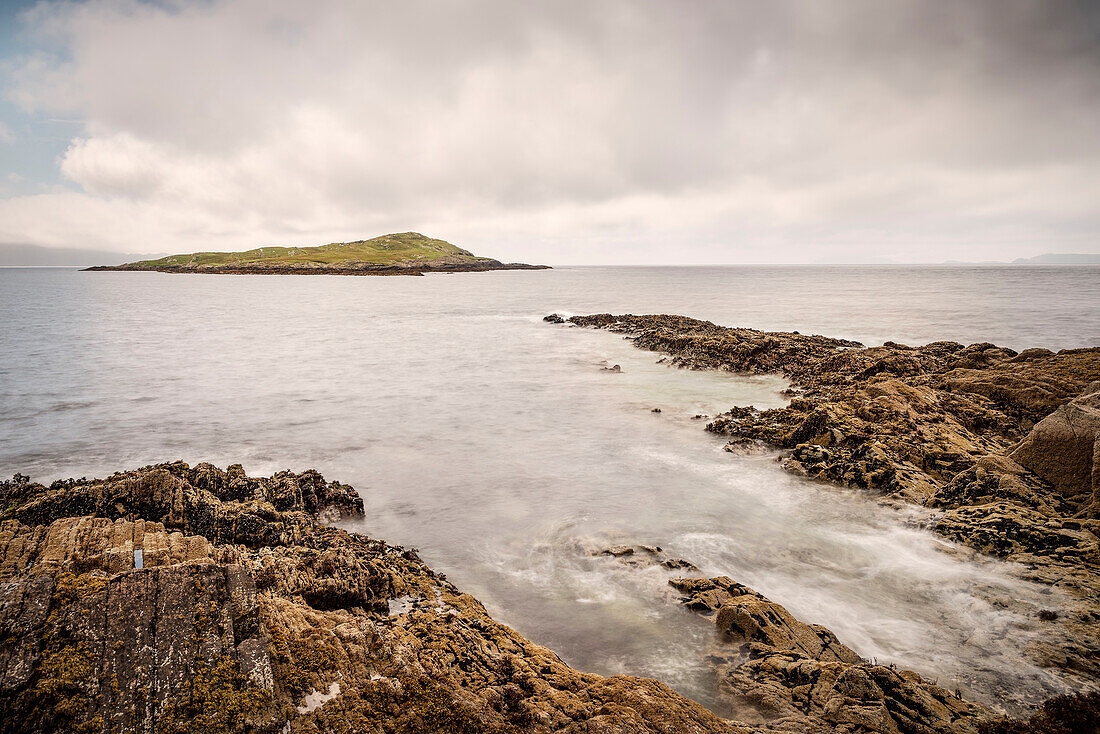 Blick zur kleinen Insel Inishfarnard, Kilcatherine Point, Eyeries, Beara Halbinsel, Grafschaft Cork, Irland, Wild Atlantic Way, Europa