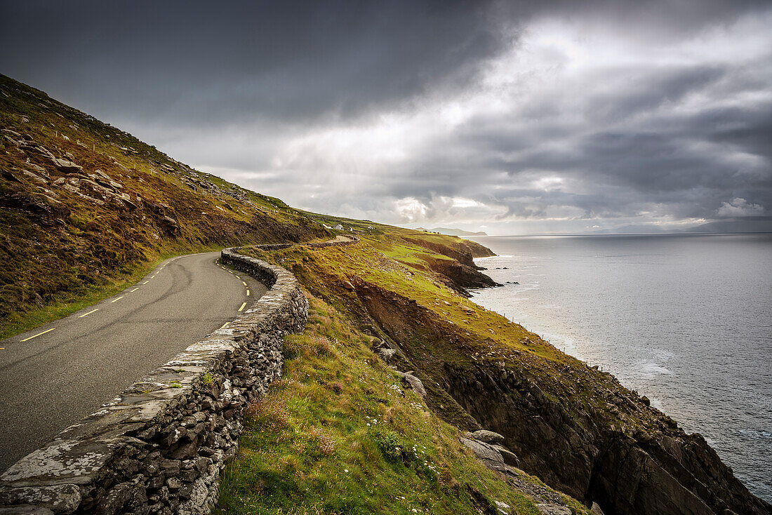 Straße am Slea Head Aussichtspunkt, Dingle Halbinsel, Slea Head Drive, Grafschaft Kerry, Irland, Wild Atlantic Way, Europa